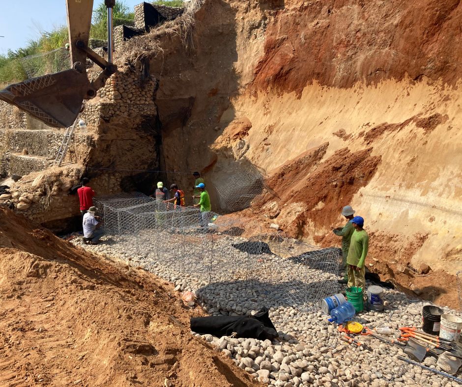Colocación de gaviones en obras de México