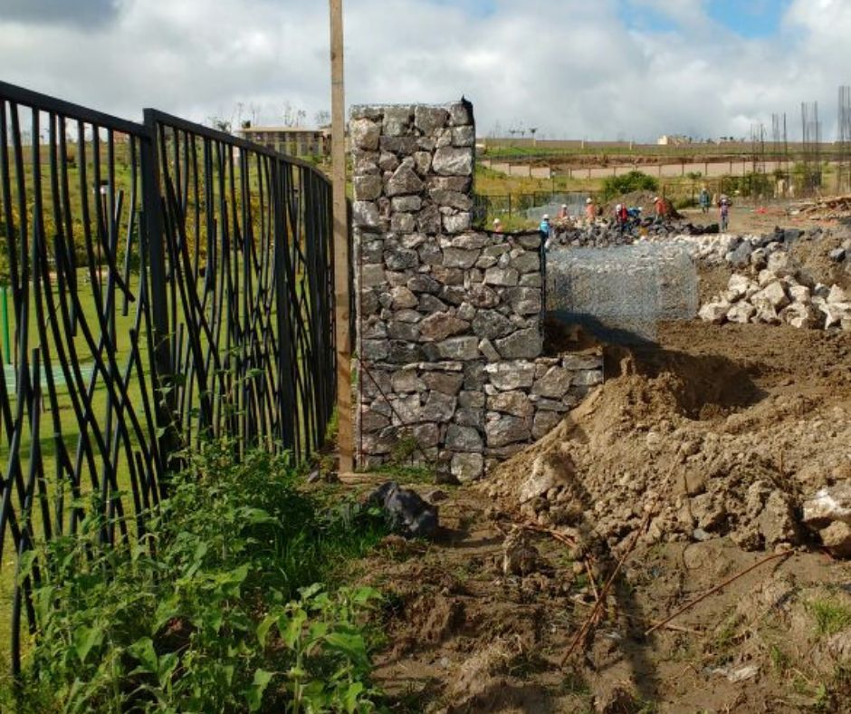 Construcción de muros con gaviones para arquitectura