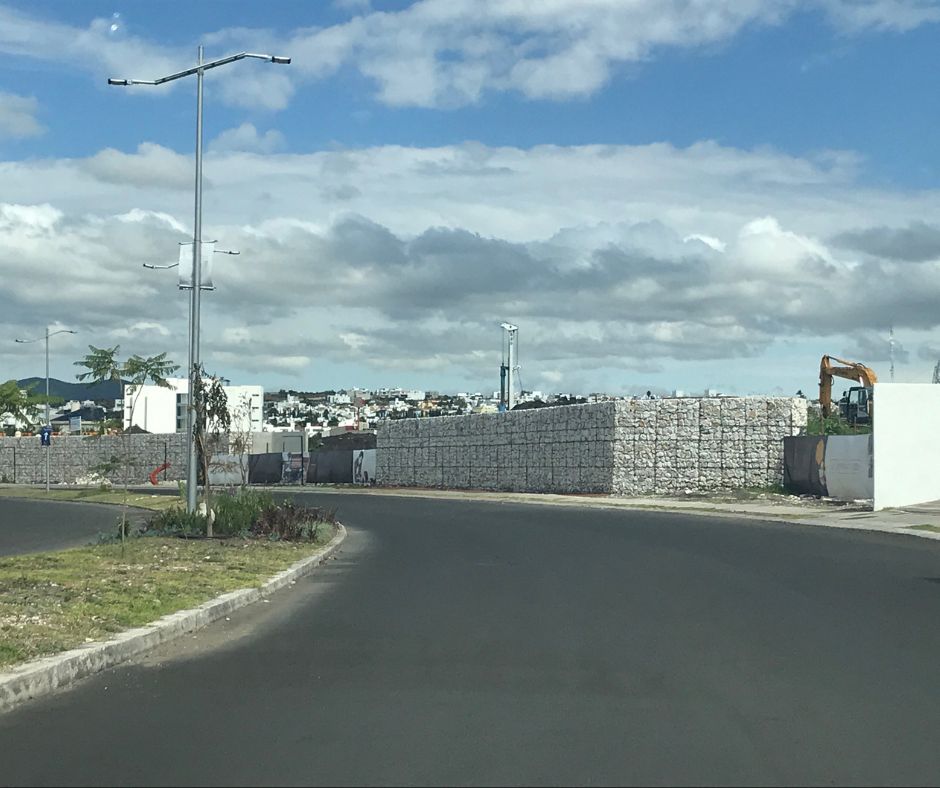 Muro de gaviones en fraccionamiento de Querétaro