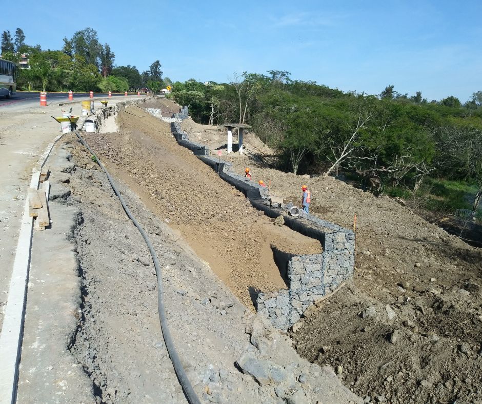 Muro de gaviones para rampa de acceso en cervecería
