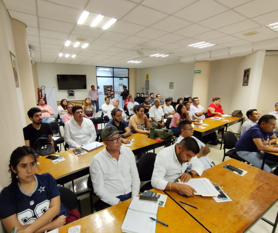 Asistentes al simposio técnico soluciones para vías terrestres