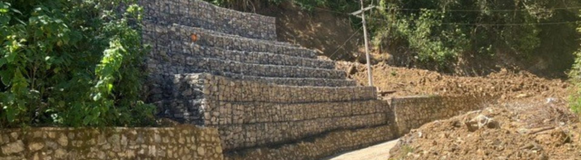 Muros de piedra con malla metálica: mitiga riesgos sin concreto 