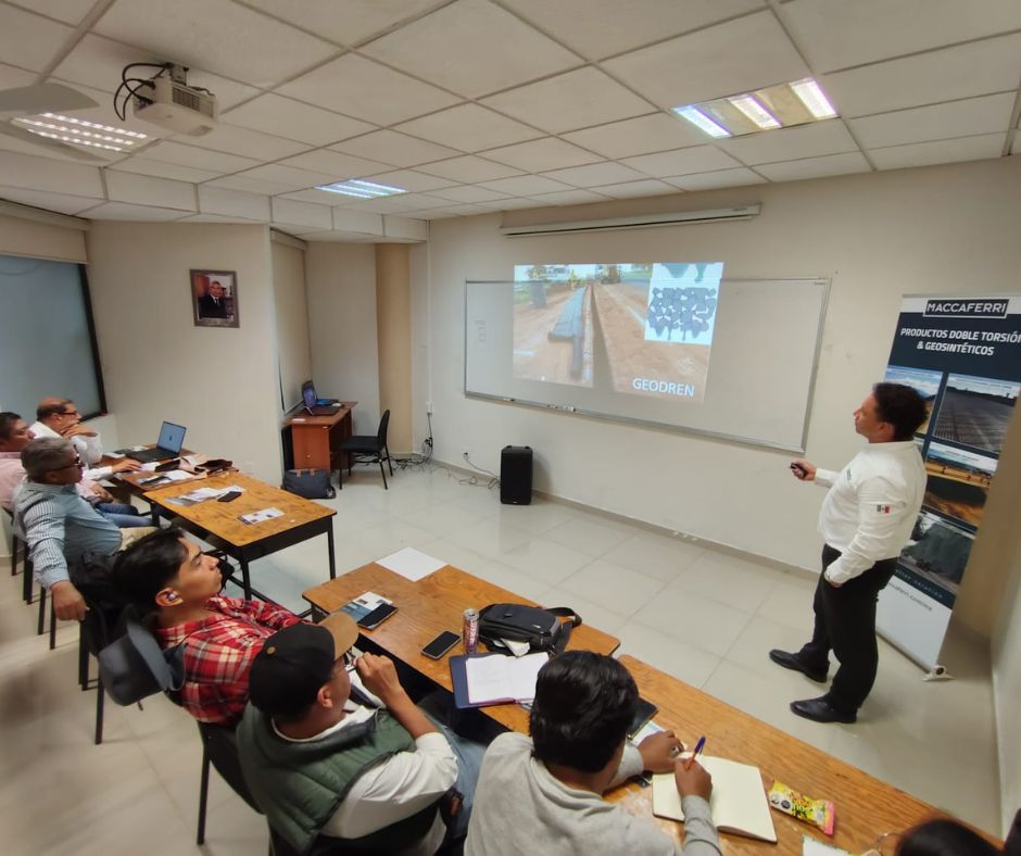 Ingeniero Ricardo Campos en el Simposio sobre vías terrestres