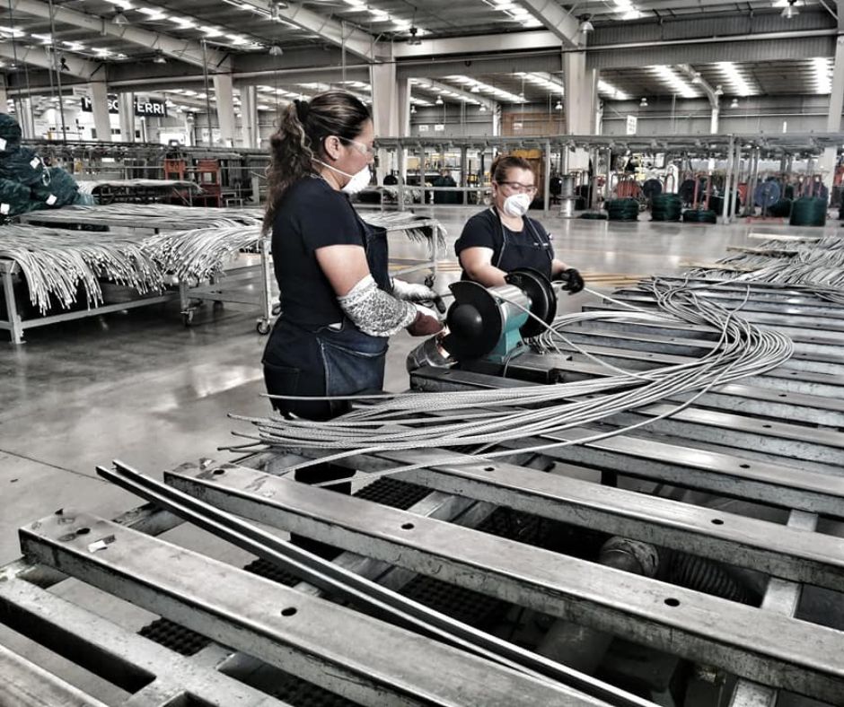 Mujeres involucradas en la fabricación del gavión mexicano