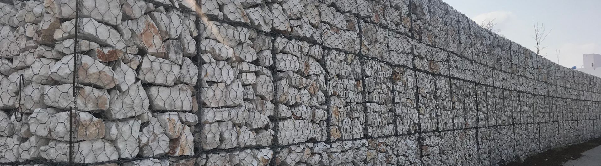Muros de gaviones para entorno urbanos: logra una contención estética y funcional con piedra natural y malla de acero