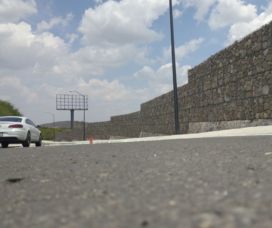Muro de piedra natural y malla de acero para parque industrial