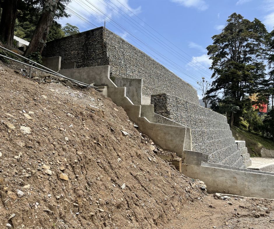 Muro en suelo reforzado con gaviones y TerraMesh de Maccaferri