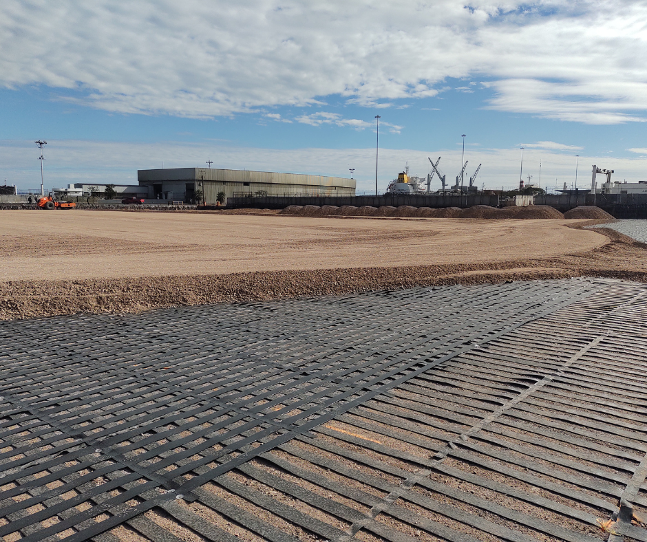 Instalación de geomallas en patio de almacenamiento