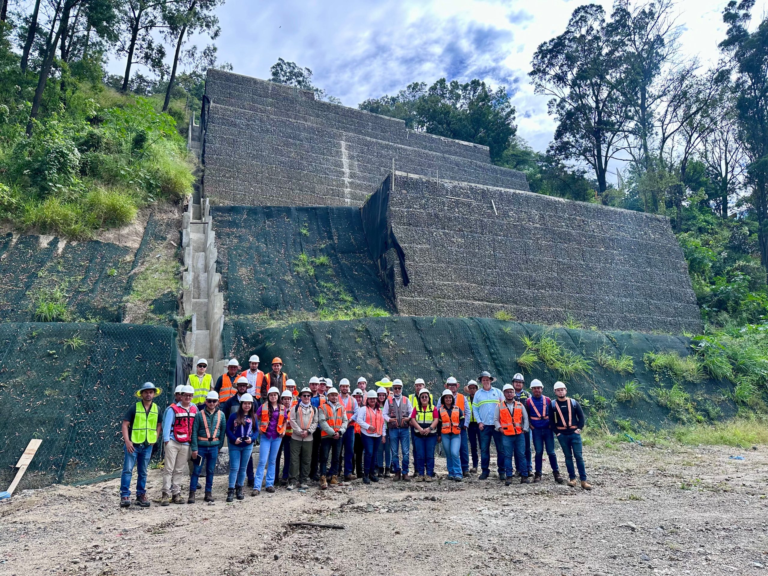 Muro en suelo reforzado con TerraMesh_Guatemala