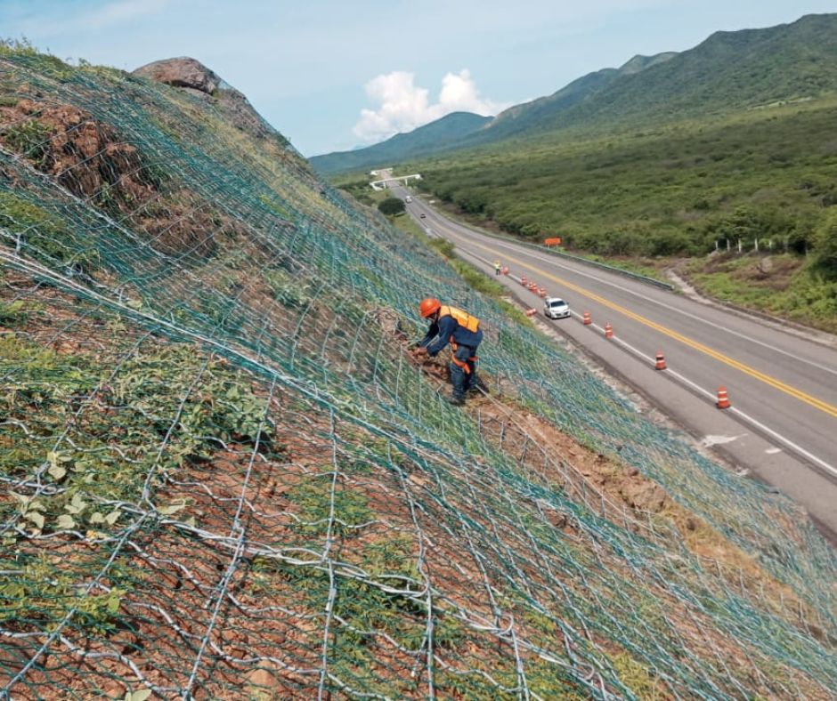 Recubrimiento de talud con mallas de acero y geomanta