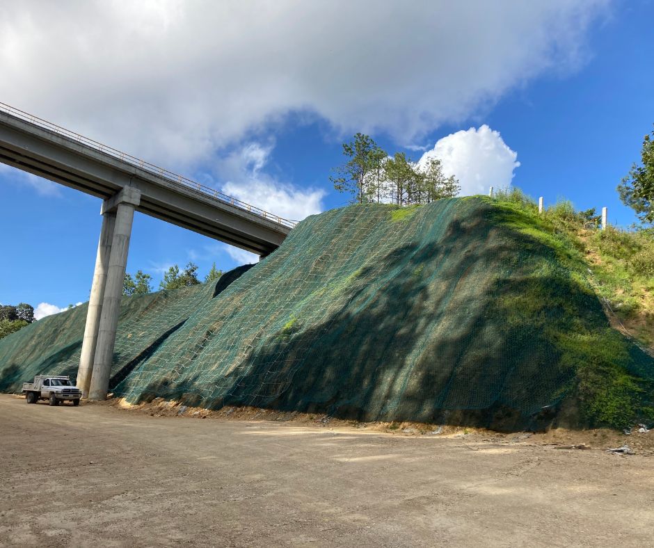 Revestimiento de talud con geomanta