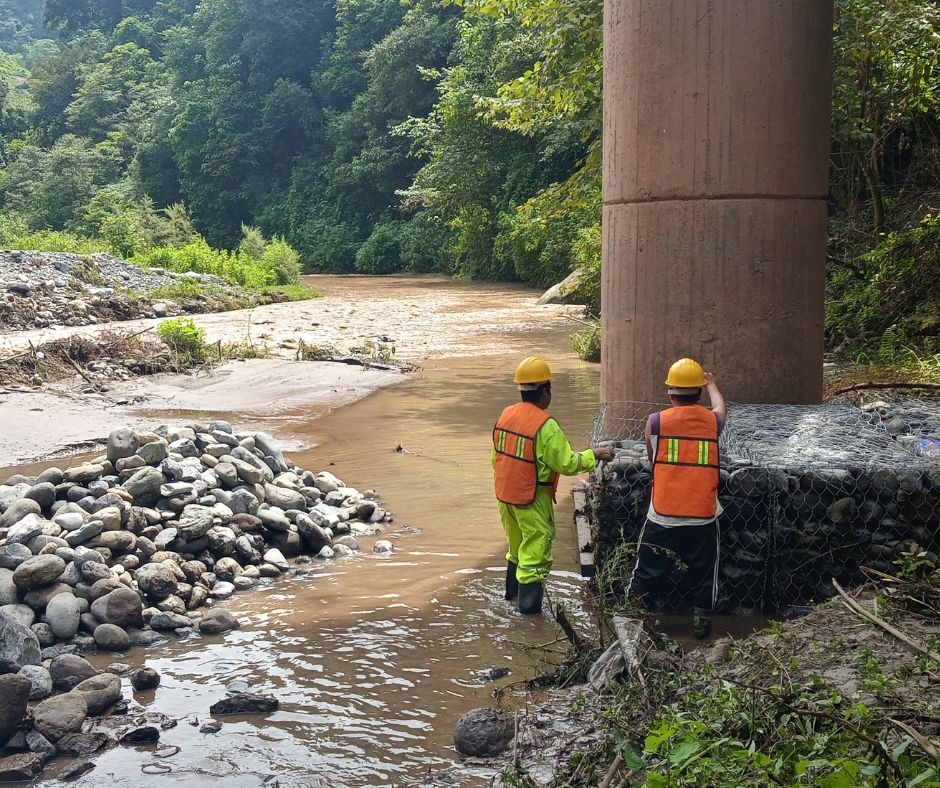 Colocación de gaviones en el Puente San Marcos de Puebla