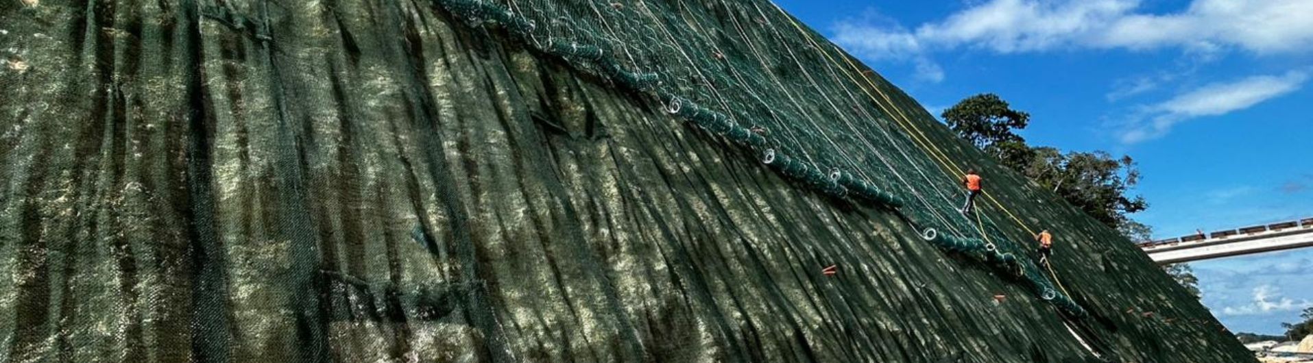 ¿Cómo instalar geomantas? Guía para revestir talud erosionado