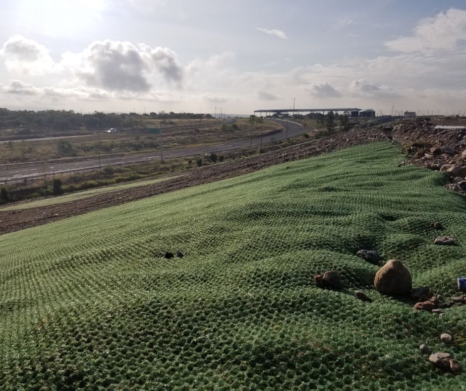 Geomanta en talud de relleno sanitario_Maccaferri Querétaro