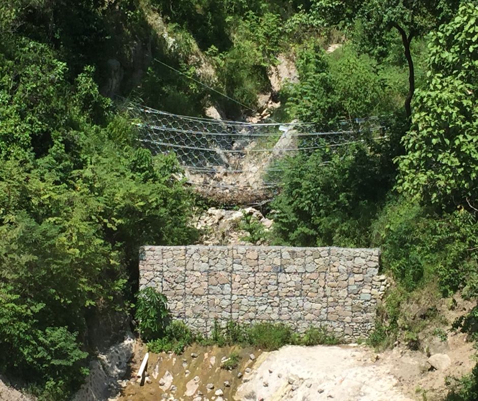 Barreras contra flujo de detritos y gaviones