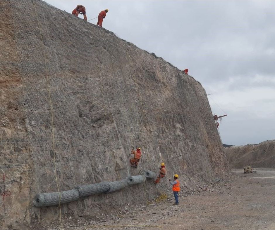 Instalación del sistema de malla metálica SteelGrid en talud de carretera