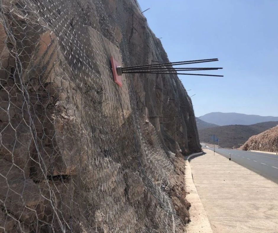 Malla metálica en talud de carretera