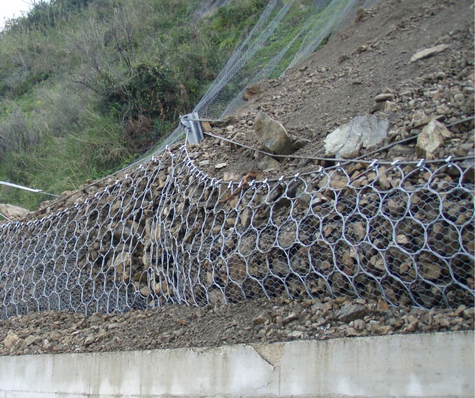 Retención de detritos con barreras de malla de acero