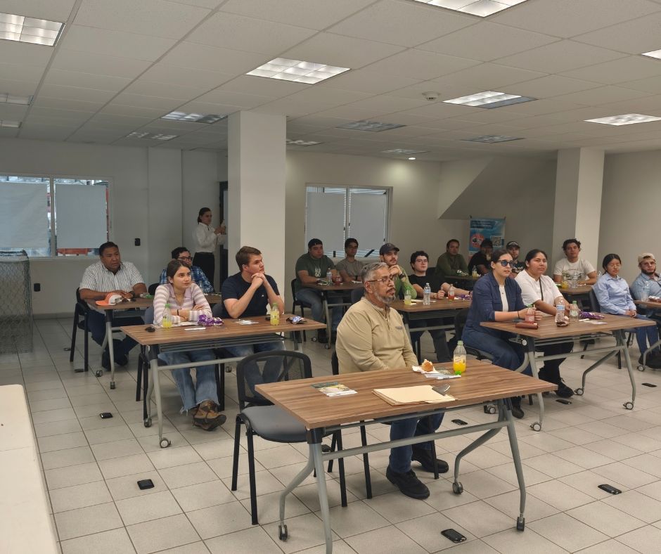 Jóvenes de ingenier civil en capacitación sobre gaviones y geosintéticos