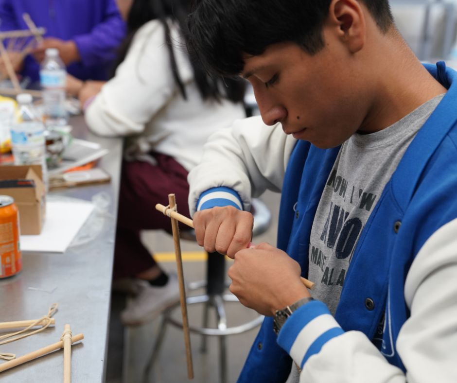 Jóvenes construyendo barreras dinámicas en desafío organizado por la UAQ y Maccaferri