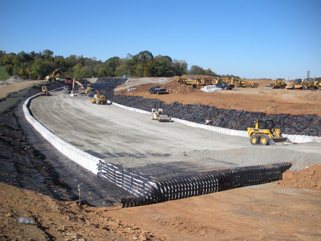 Access roads within and around landfills are essential for the safe and efficient transportation of waste and heavy vehicles. Maccaferri supports the design and construction of durable and high-performing access roads by providing advanced engineering solutions and high-quality materials.