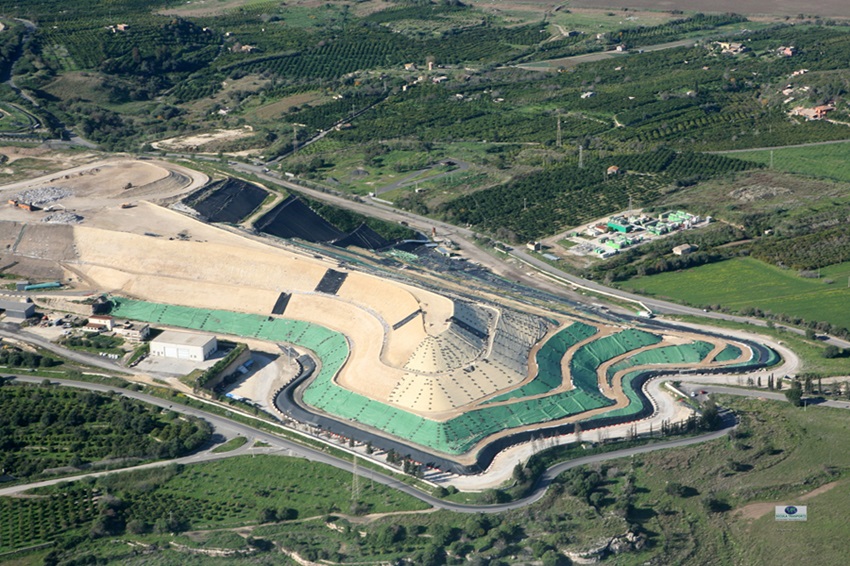 Capping systems are essential for the proper closure and environmental protection of landfills. Maccaferri offers a complete range of solutions for landfill capping, ensuring long-term performance, stability, and sustainability.