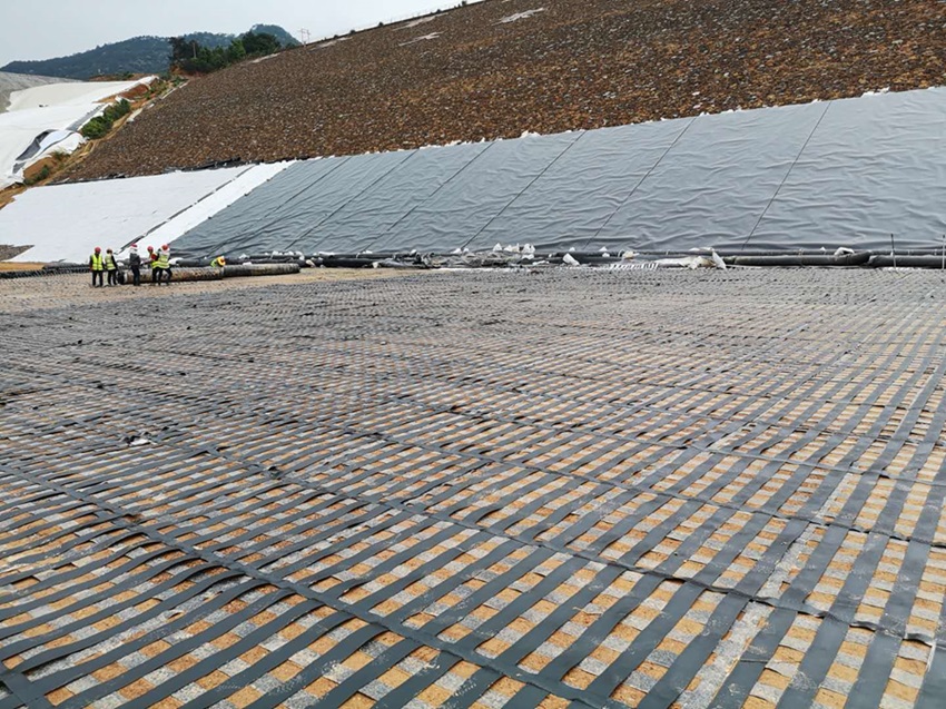 Landfill settlement is a critical issue that affects operational safety, infrastructure integrity, and long-term environmental compliance. Maccaferri provides engineering solutions and high-performance materials to mitigate settlements, ensuring the stability and durability of landfill structures.