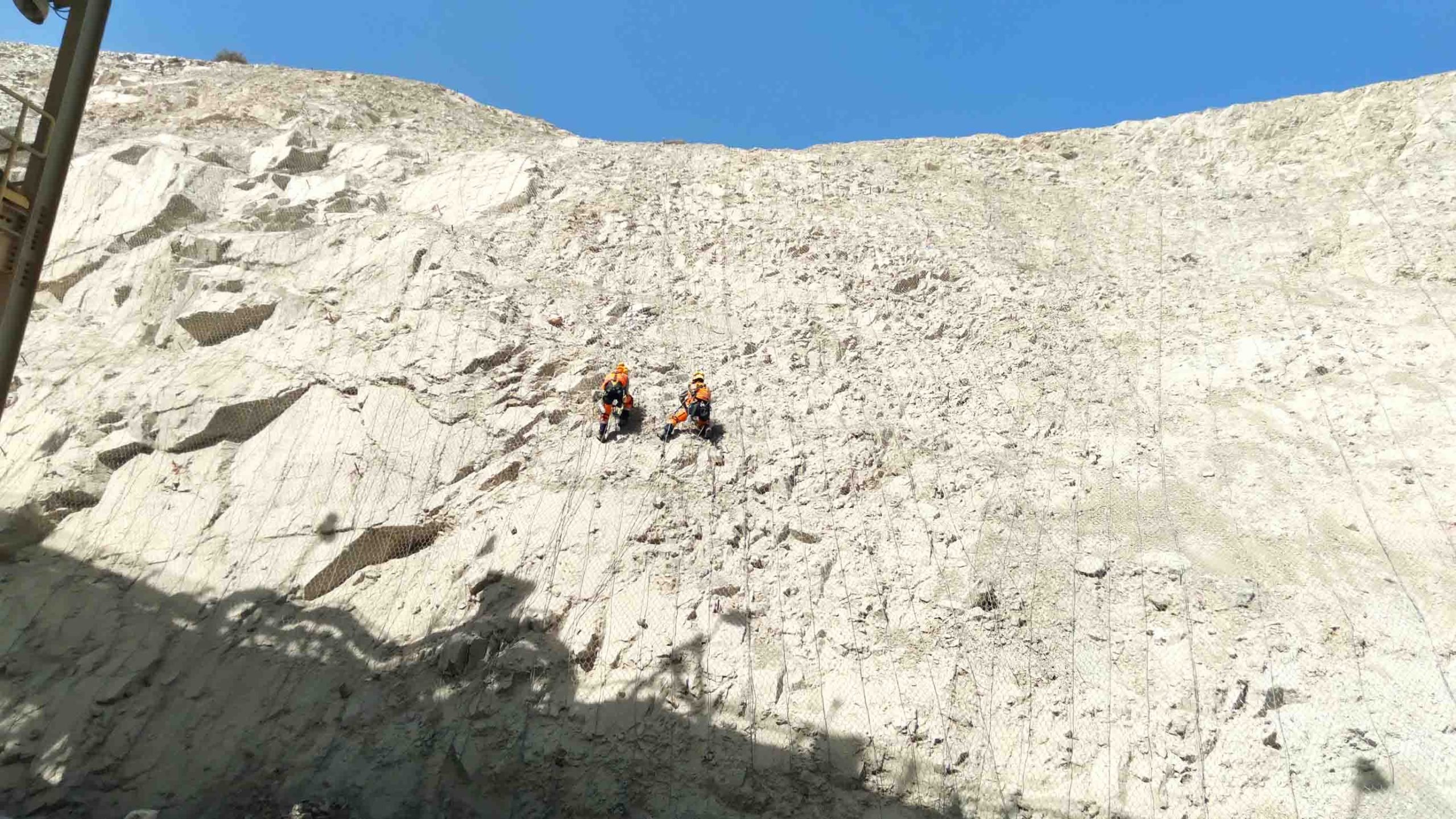 Protección de taludes con mallas SteelGrid® en mina del sur del Perú: innovación, seguridad y continuidad operativa