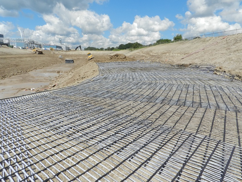 Výstužné a obalové systémy pre odpad – kľúč k stabilite skládok. Vo výstavbe a prevádzke skládok sú výstužné a obalové systémy nevyhnutné pre zvýšenie stability odpadu, optimalizáciu skladovacej kapacity a dlhodobé zabezpečenie súladu s environmentálnymi normami. Maccaferri ponúka systémy, ktoré sú navrhnuté s cieľom kontrolovať sadanie odpadu, predchádzať poruchám , zvýšiť celkovú stabilitu a bezpečnosť skládky a zlepšiť zadržiavanie odpadu a minimalizovať jeho migráciu mimo vyhradené priestory