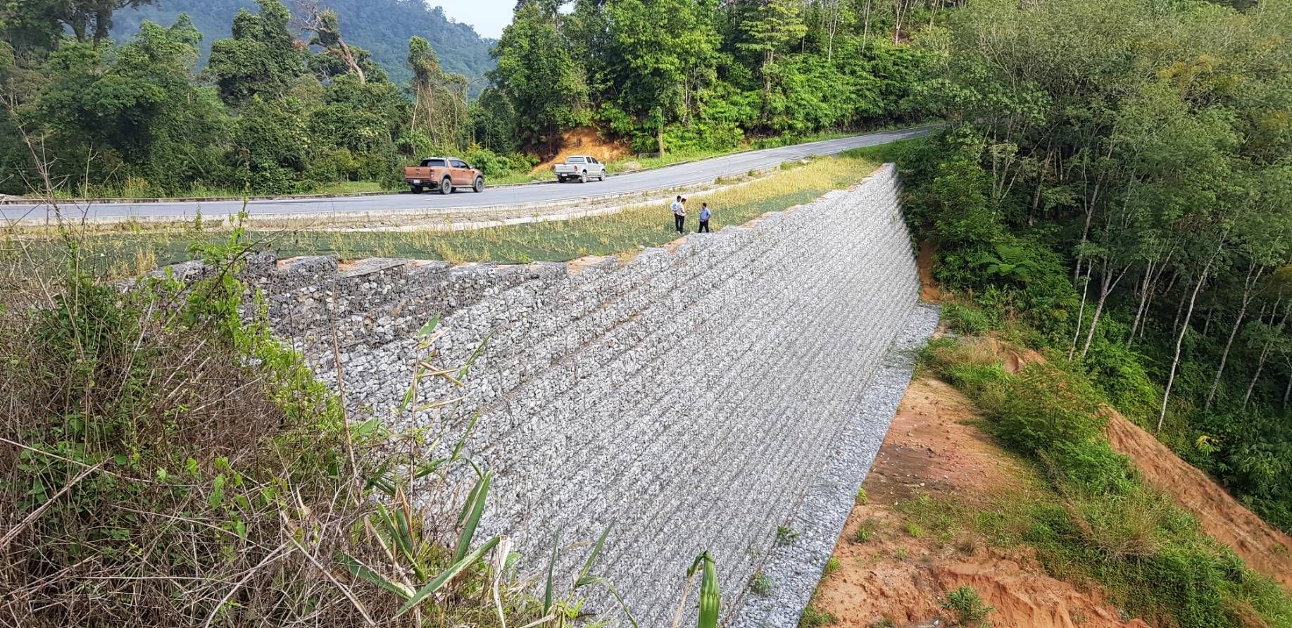 เสริมความมั่นคงคันทาง ป้องกันการพังทลายของถนนในพื้นที่ภูเขา
