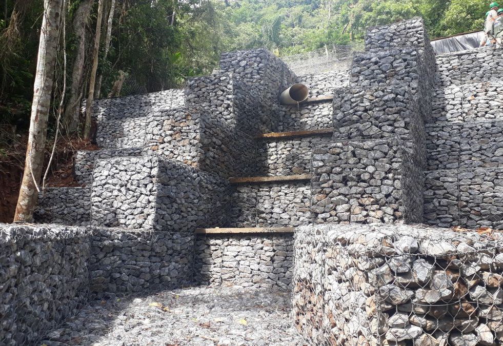 MURO DE CONTENÇÃO E ESCADA HIDRÁULICA EM GABIÕES