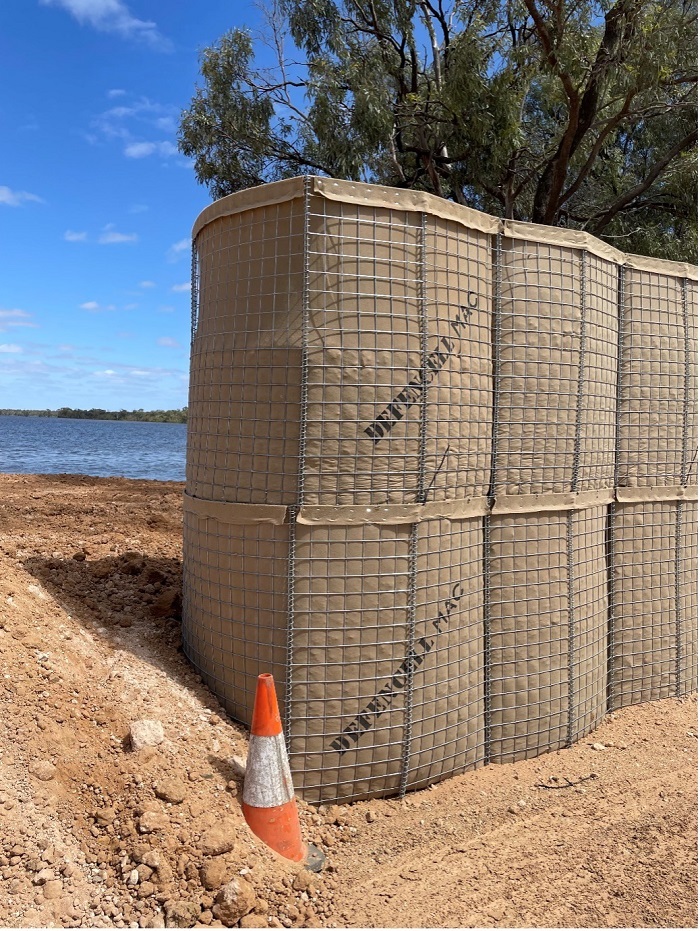 EBS MAC FE, a specialized version of Maccaferri's defensive barriers, is engineered for flood protection. This modular system is designed for quick deployment in emergencies and can also be seamlessly integrated into landscape designs for long-term protection.