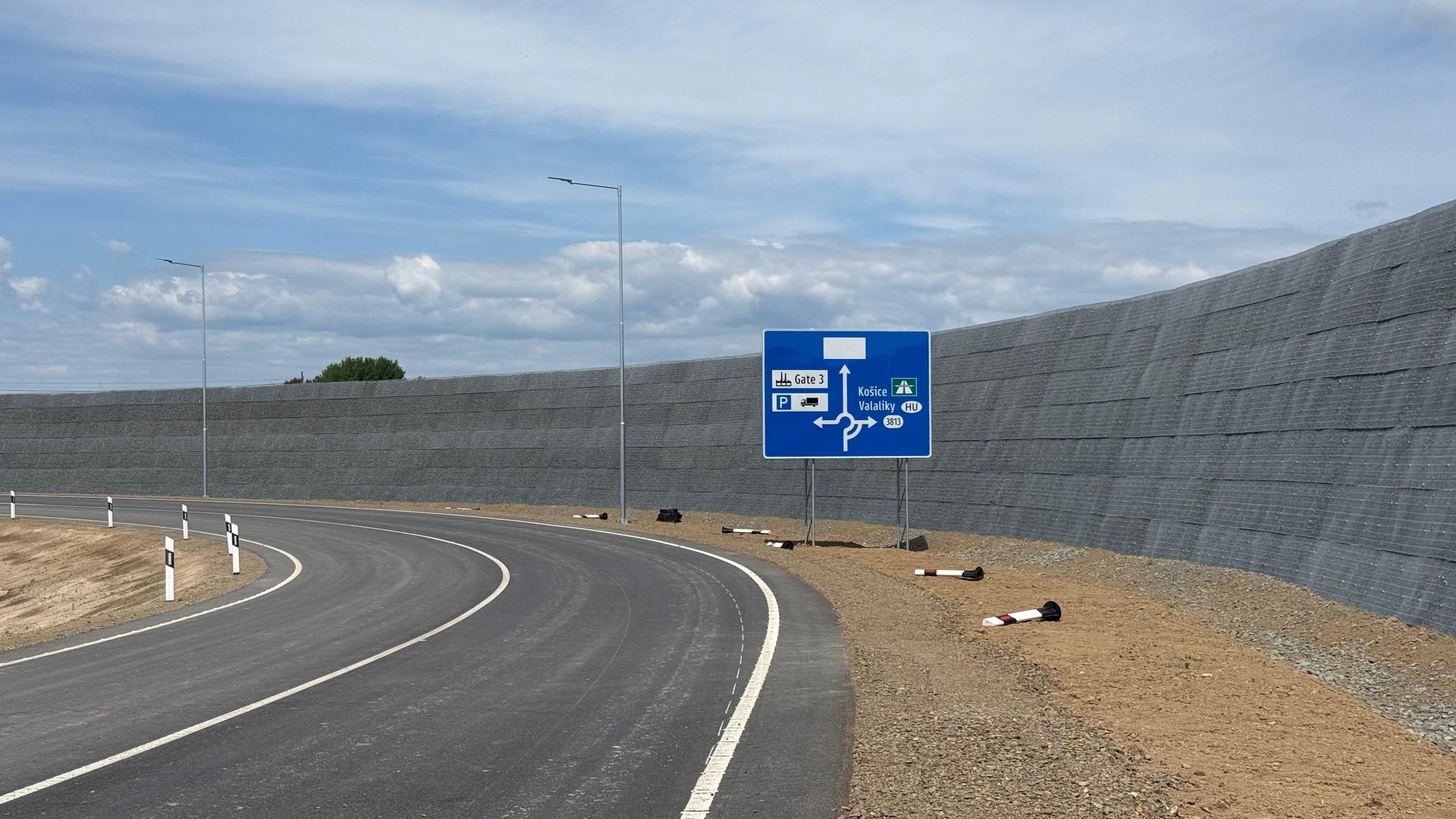 SK-VOLVO Valaliky, Noise Protection Embankment, Slovakia SK-VOLVO Valaliky, Noise Protection Embankment, Slovakia